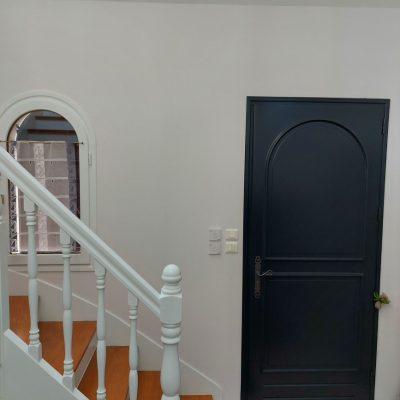 Escalier verni - Hall d'entrée